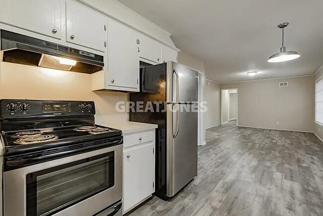 Building Photo - 1704 Westchester Dr