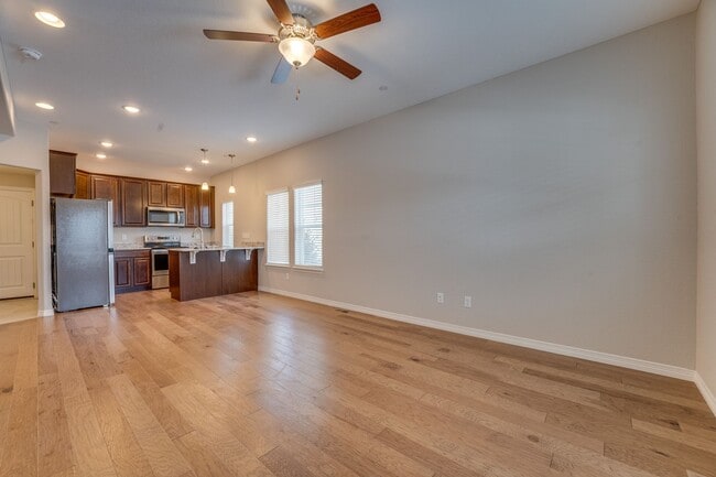 Building Photo - Stunning 3 Bedroom 2 Bathroom townhome in ...