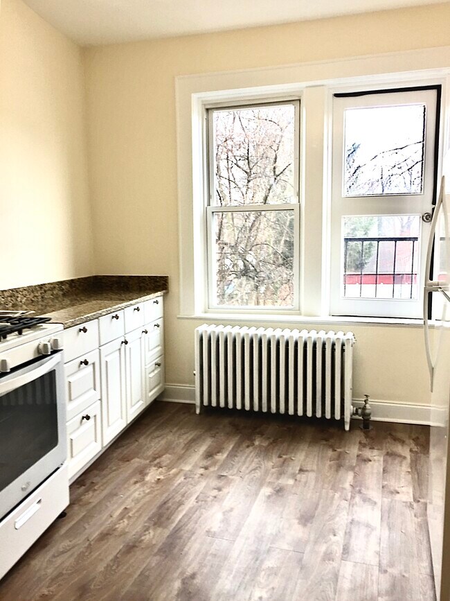 Kitchen with window - 19 Morris Ave