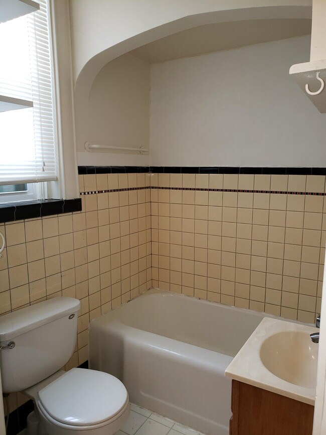 Building Photo - 3724 Lovell Ave