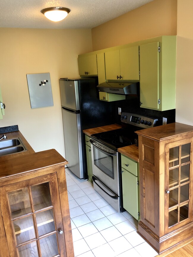 Kitchen - 1900 Stevens Ave