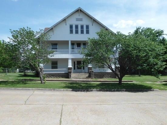 Primary Photo - 309 N Oak St