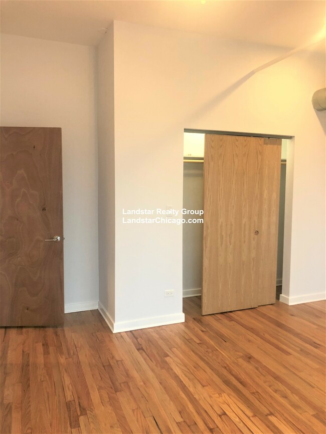 Foto del edificio - 2354 N Clybourn Ave