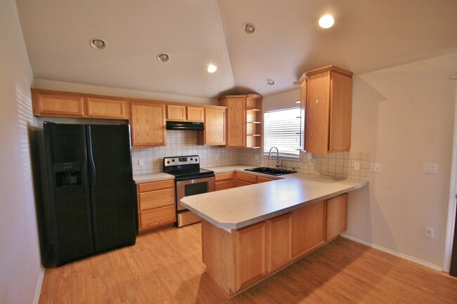 Building Photo - Xeriscaped Front Yard, Pets Welcome in Large Backyard