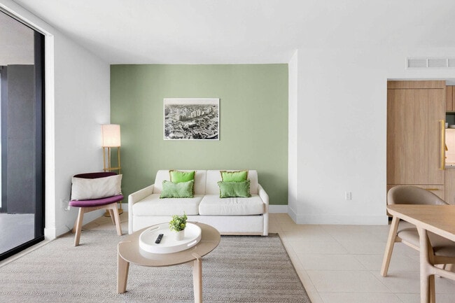 Building Photo - 601 NE 1st Ave