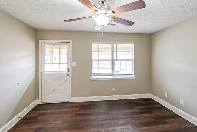 Building Photo - 612 Ralph Rd SE