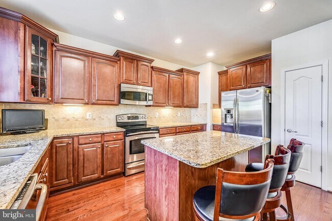 Building Photo - 840 Oriole Ave