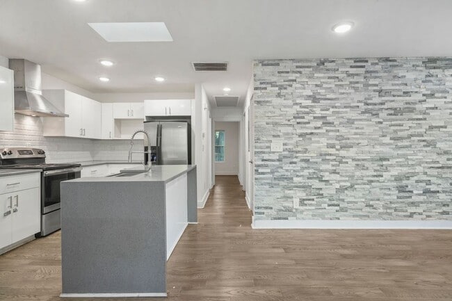 Building Photo - 1816 Evans Dr SW
