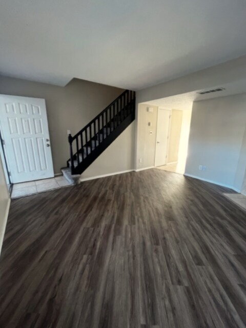 Building Photo - Downtown 2bd Townhouse! Balcony, off-stree...
