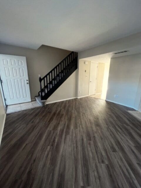 Building Photo - Downtown 2bd Townhouse! Balcony, off-street parking!