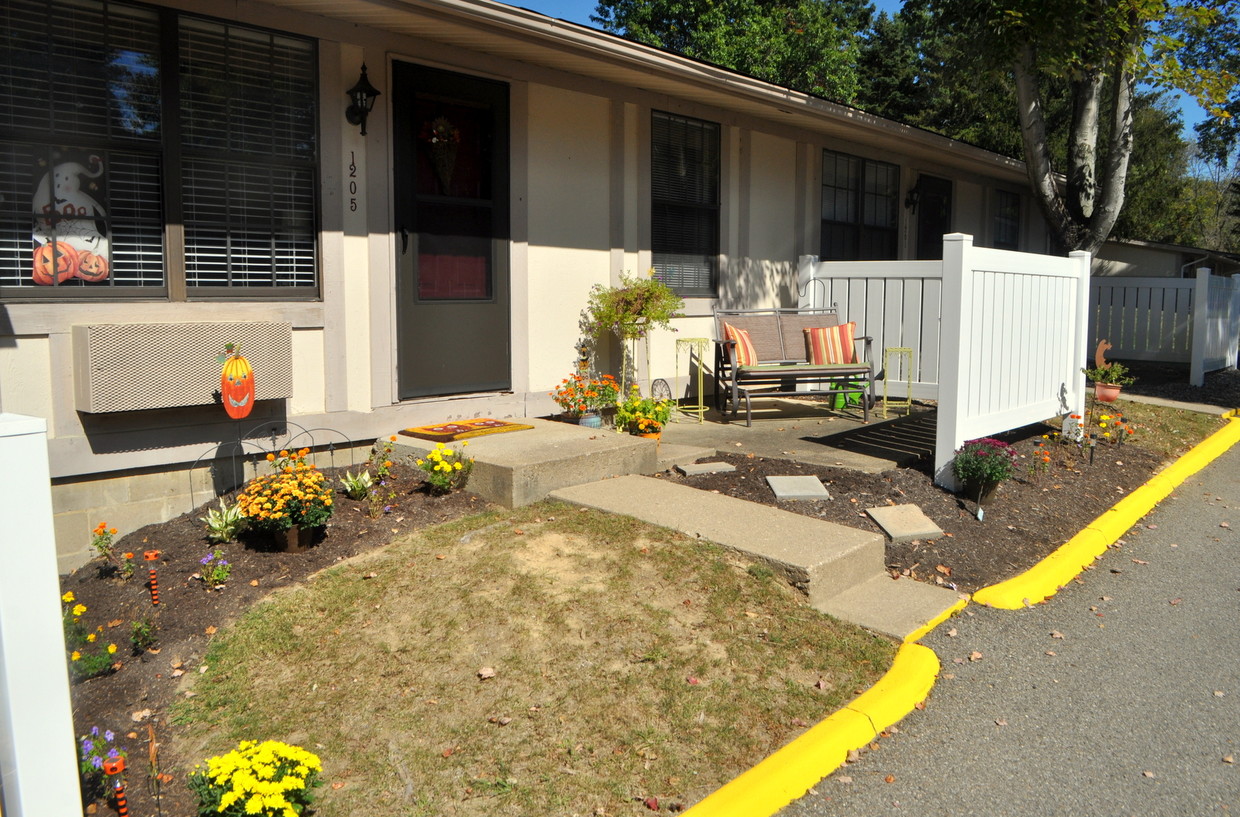 Primary Photo - Robin Court Apartments