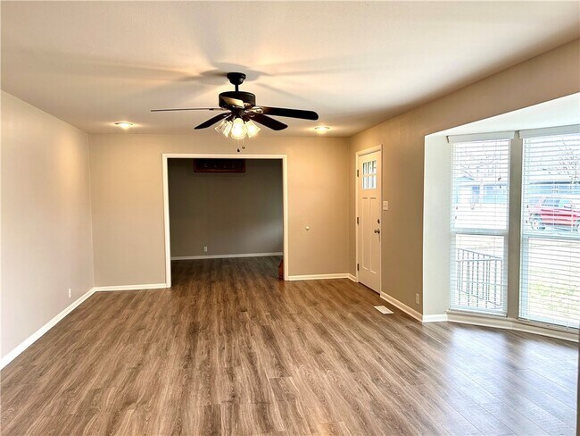 Foto del edificio - 301 Crestview Dr