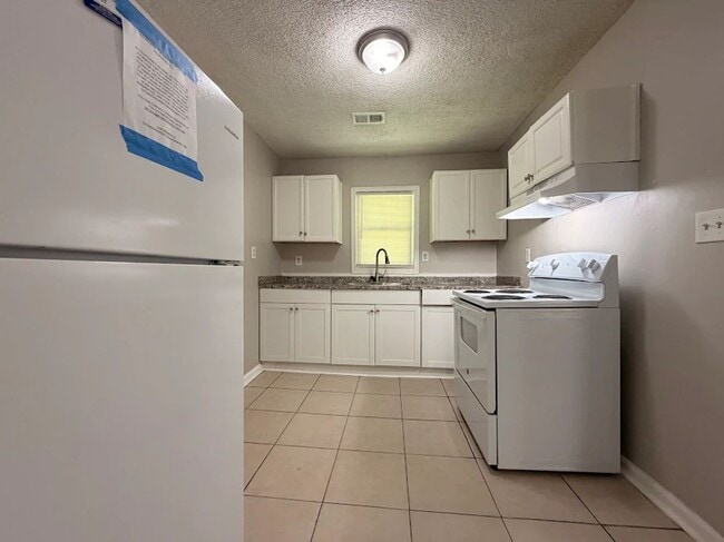 Building Photo - 3 Bed, 1 bath in Decatur!