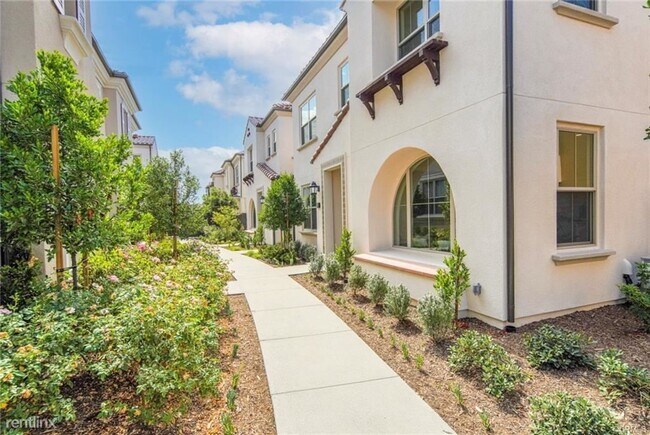Building Photo - 4 br, 4 bath Townhome - 136 Newburry