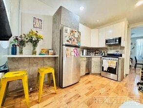 Building Photo - Stylish 3 Bed / 2 Bath in Prime Ridgewood ...