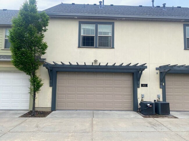 Building Photo - 3 Bed x 2 Bath Townhome -2 car garage -  1...