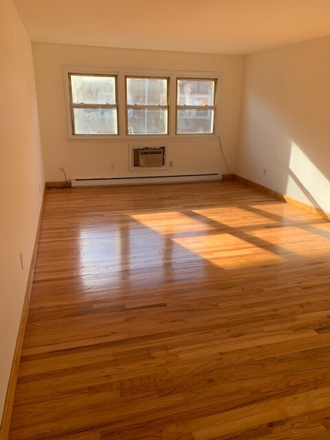 Living Room - 32 Knox St