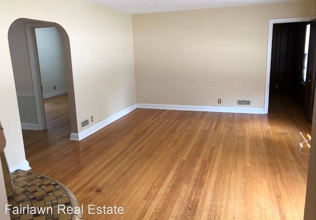 Building Photo - 4 br, 2.5 bath House - 910 W Springfield