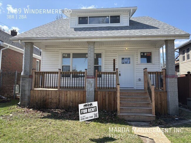 Photo du bâtiment - FULLY RENOVATED 3 BED+ DEN/2 BATH HOUSE + UTILITIES