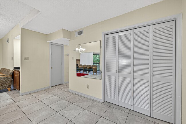 Foto del edificio - 8360 Jorine Dr