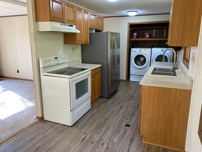 Building Photo - Two Bedroom Single Family Home in Aberdeen...