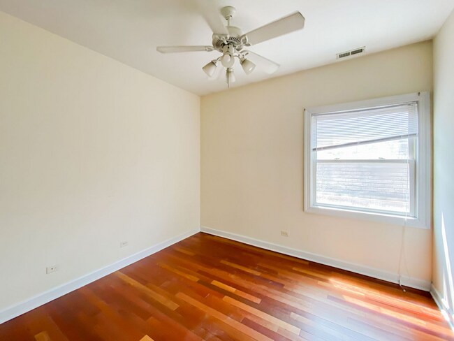 Foto del edificio - 3112 N Racine Ave