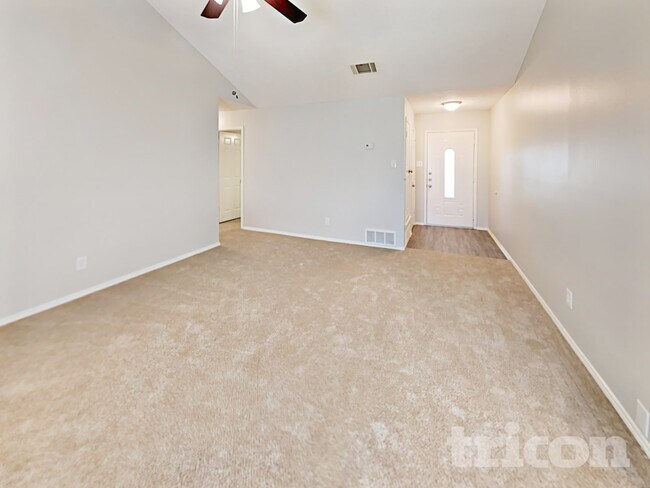 Building Photo - 521 Clover Dr