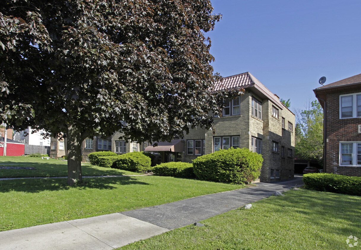 Building Photo - 4202 W Juneau Ave