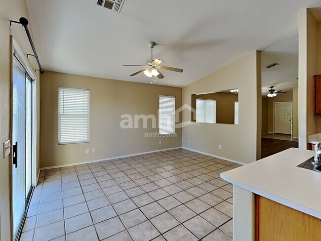 Foto del edificio - 8655 E Crescent Ave