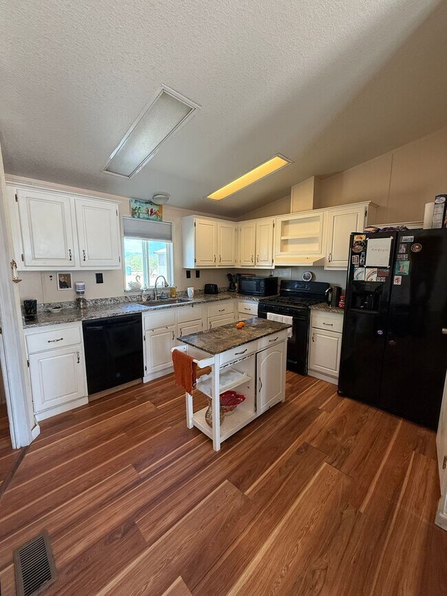 Building Photo - Charming 3-bedroom, 2-bathroom manufacture...
