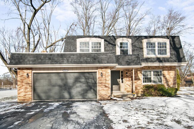 Foto del edificio - Renovated 4-Bedroom Home in Olympia Fields