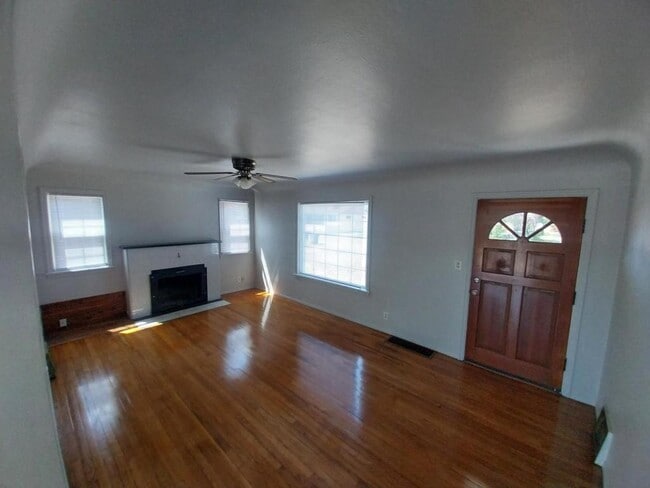 Building Photo - 624 N Marguerite Rd