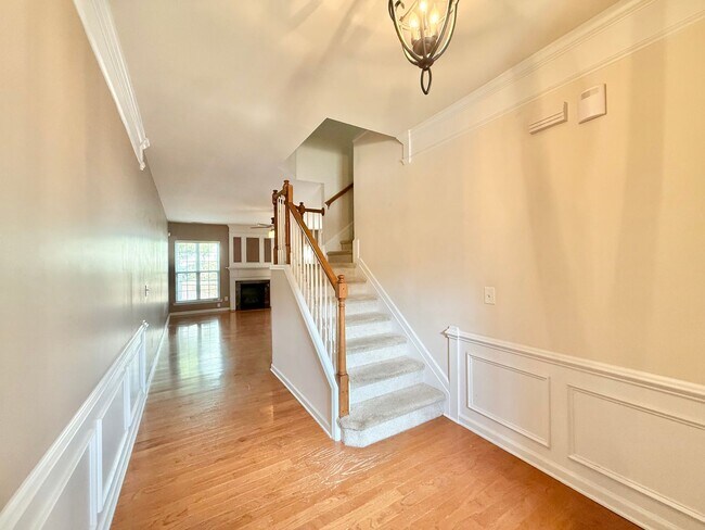 Foto del edificio - Charming 3BD, 2.5BA Raleigh Townhome with a Fenced Yard Near Shopping, Dining, Interstates, and R...