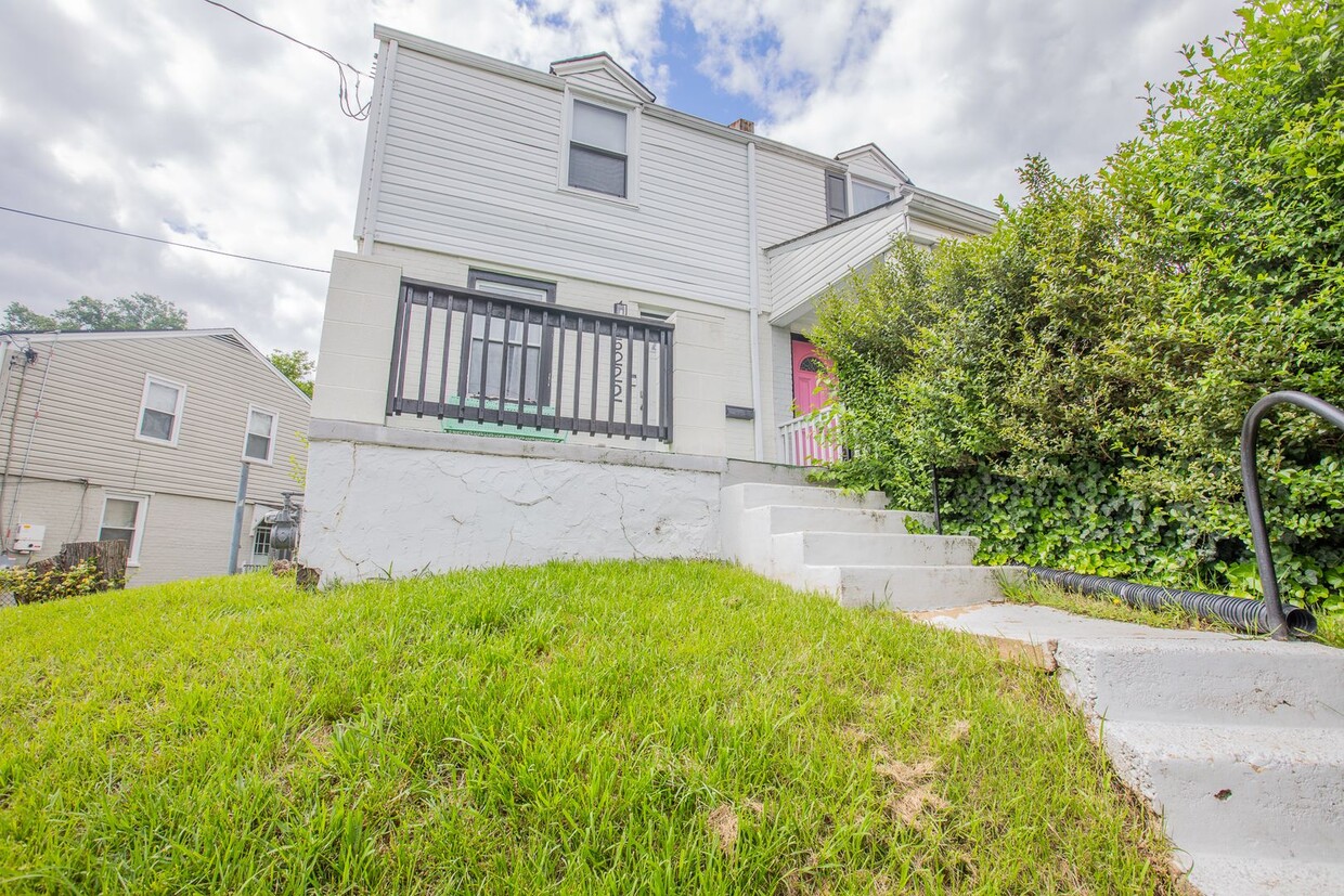 Primary Photo - Amazing 3 BR/2 BA EOG Townhome in Deanwood!