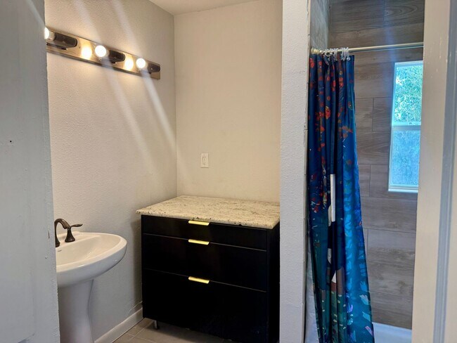 Photo - Robert E Lee Apartment