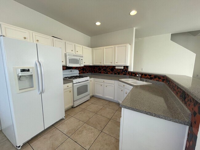 Building Photo - Adorable 2 Bedroom Town Home Available for...