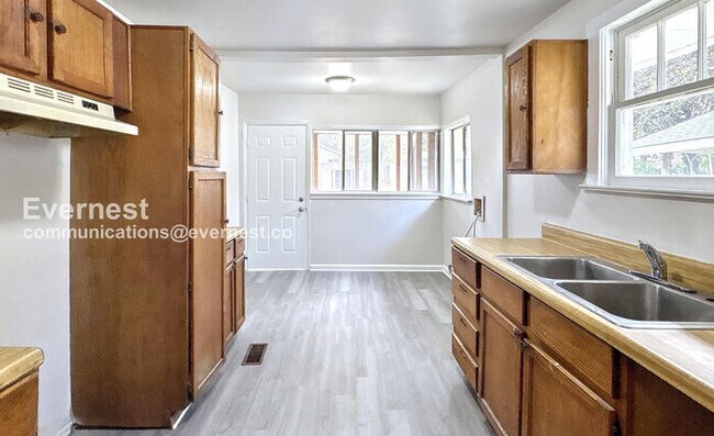 Foto del edificio - Limited Time Special Offer - Split your security deposit payment.  3 Bed/1 Bath Home with Fenced ...