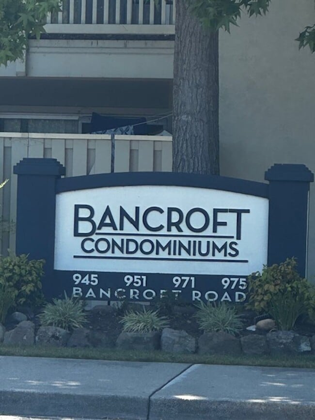 Building Photo - 2 bedroom & 1 bath condo in a parklike set...