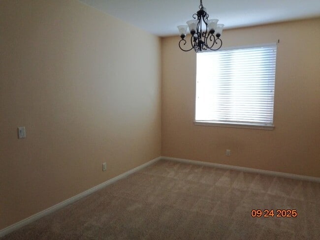 Foto del edificio - Spacious Quartz Hill 2 Story Home Offering 3663 sq. ft. and was Built in 2004