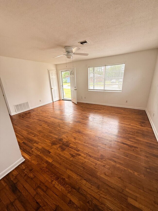 Foto del edificio - 1409 Southwood Dr