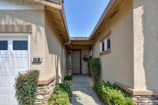 Building Photo - 5630 Lilyview Way