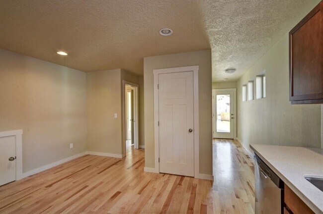 Foto del edificio - Newer Town home close to everything!