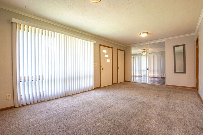 Building Photo - Extremely Spacious 2 Bedroom / 1 Bath Home