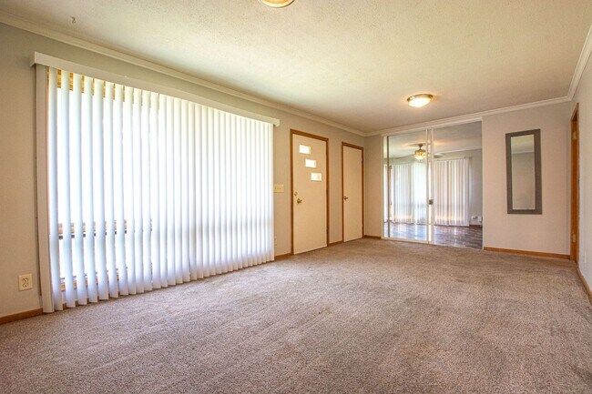 Foto del edificio - Extremely Spacious 2 Bedroom / 1 Bath Home