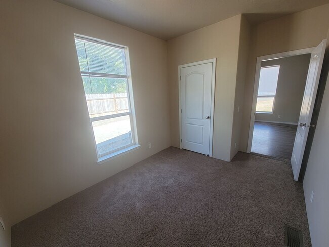 Foto del edificio - Horse-Friendly Burbank Home with Fenced Ya...