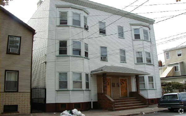 Building Photo - 93 Niagara St