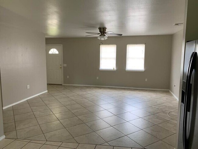 Building Photo - Cute 3 bedroom 1 bath house. Handicap acce...