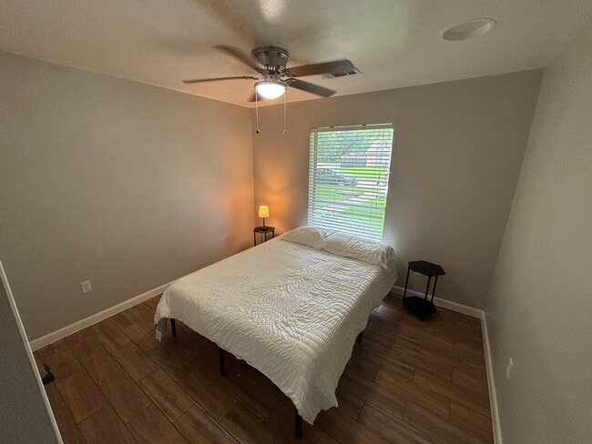 Building Photo - 9423 Fairdale Ln