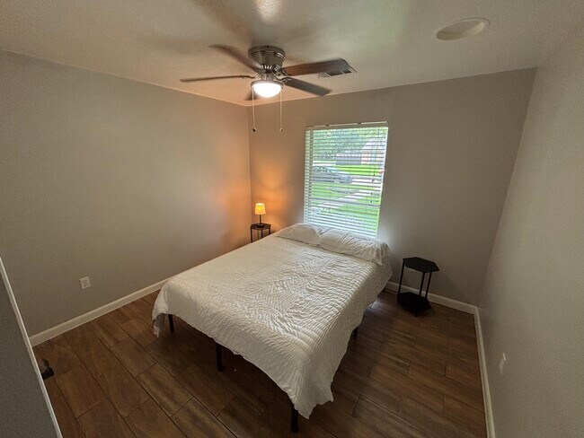 Foto del edificio - 9423 Fairdale Ln