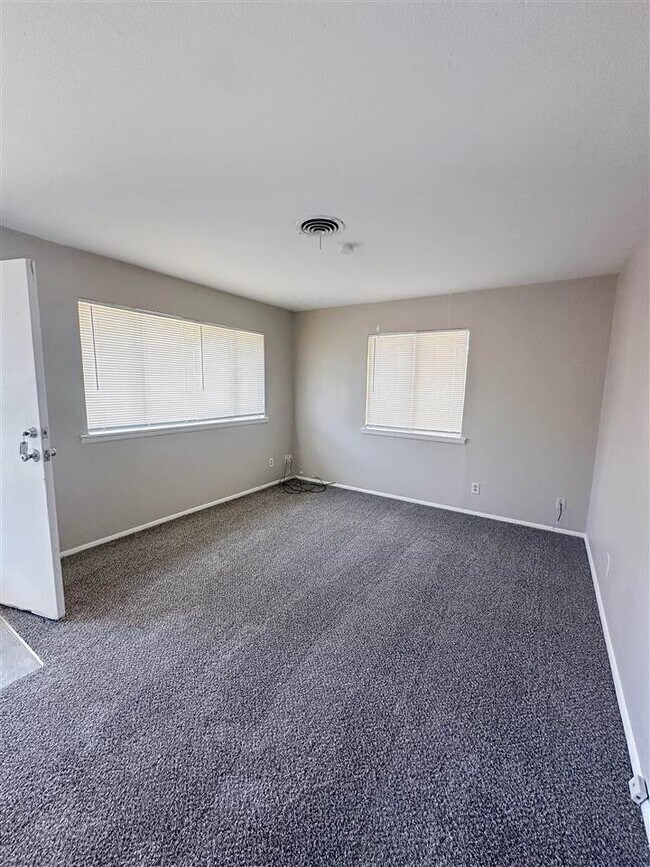 Foto del edificio - 430 NW Mission Blvd